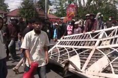 Aksi Mahasiswa Tolak PPKM di DPRD NTB Diwarnai Perusakan Pintu Gerbang