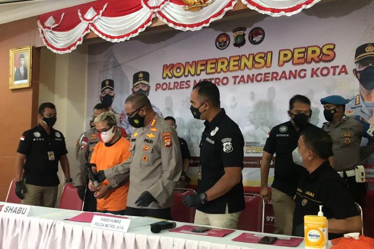 Tersangka Coki Pardede dalam jumpa pers di Polres Metro Tangerang Kota, Sabtu, (4/9/2021).