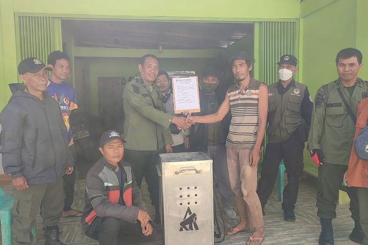 Evakuasi Owa Siamang yang dilakukan oleh Balai Konservasi Sumber Daya Alam (BKSDA) Sumatera Selatan, Kamis (27/3/2024).
