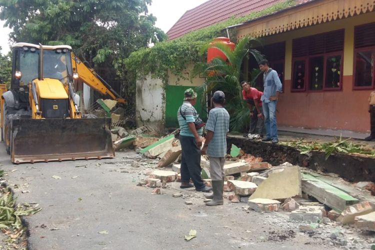 Tembok sekolah dasar roboh yang menewaskan dua orang anak sekolah di Jalan Abidin, Air Dingin, Bukit Raya, Pekanbaru, Riau, dibongkar habis menggunakan alat berat, Rabu (14/11/2018).