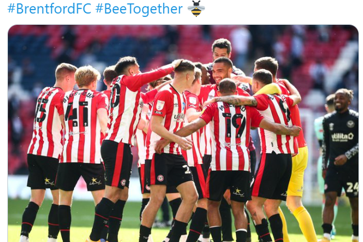 Para pemain Brentford FC merayakan kemenangan atas Swansea pada final play-off EFL Champions di Stadion Wembley, Sabtu (29/5/2021) malam WIB, yang mengantarkan mereka promosi ke Premier League 2021-2022. 