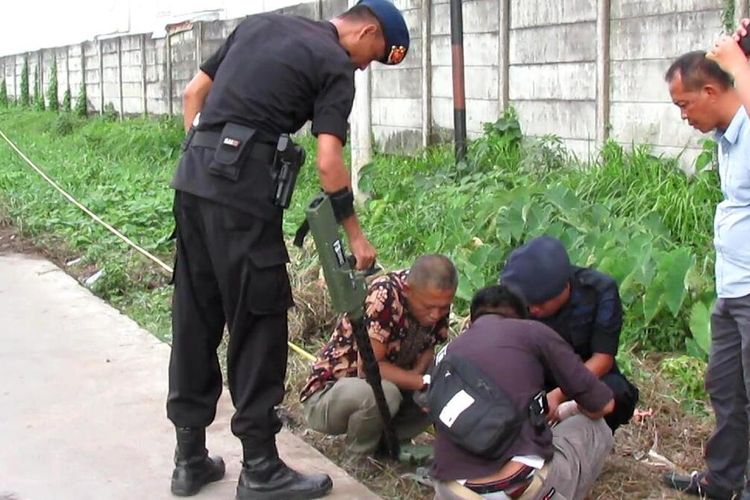 Bersama Reskrim Polres Gowa, tim Jihandak Brimob Polda Sulawesi Selatan menggelar olak TKP di lokasi tewasnya pemilik warung coto. Jumat, (21/12/2019).