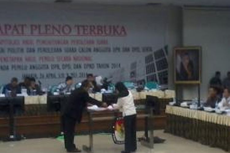 Komisi Pemilihan Umum kembali menggelar Rapat Pleno Terbuka rekapitulasi suara Pemilihan Legislatif 2014, Selasa (29/4/2014), di Gedung KPU, Jakarta Pusat. Hari ini merupakan hari keempat rekapitulasi.
