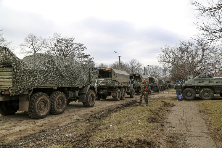 Konvoi truk militer yang diparkir di sebuah jalan di Mykolaivka, wilayah Donetsk, wilayah yang dikuasai separatis pro-Rusia, Ukraina timur, Minggu (27/2/2022). Pertempuran juga berkecamuk di dua wilayah timur yang dikuasai oleh separatis pro-Rusia.
