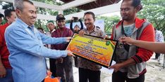 Kumpulkan 2 Ton Lebih Sampah Laut, 10 Nelayan Terima Penghargaan dan Bantuan dari Gubernur Syamsuar