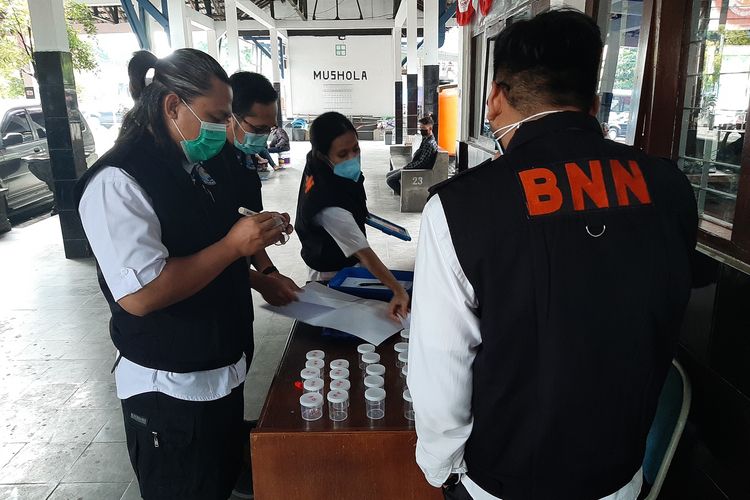 Badan Narkotika Nasional Kabupaten (BNNK) Sleman saat mengelar tes urine bagi sopir dan awak bus di Terminal Jombor, Kabupaten Sleman, Daerah Istimewa Yogyakarta (DIY). Hasil tes urine ini, satu orang sopir bus didapati positif mengandung amfetamin.