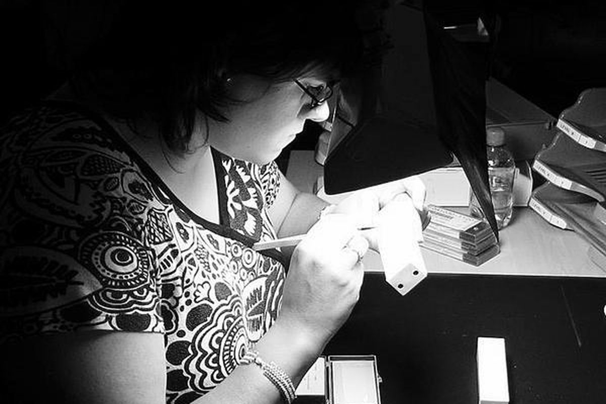 Menyeleksi kualitas warna berlian menjadi salah satu kegiatan di pusat berlian di Antwerpen, Belgia, Selasa (28/10). Berlian, komoditas yang bernilai tinggi itu, akan semakin meningkat nilainya bila dilengkapi dengan sertifikat asal-usul pembuatannya.  