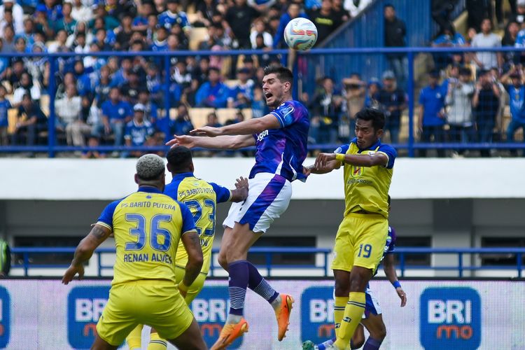Nick Kuipers bek Persib Bandung melakukan duel udara dengan bek Barito Putera Ilham Zusril dalam pertandignan pekan kedelapan Liga 1 2023-2024 antara Persib vs Barito Putera, Minggu (13/8/2023) di Gelora Bandung Lautan Api (GBLA). 