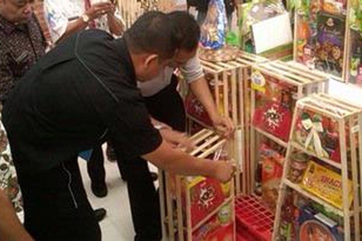 Ilustrasi: Petugas gabungan dari Balai Pengawasan Obat dan Makanan, Dinas Perindustian dan Perdagangan DKI Jakarta, Polda Metro Jaya, dan Suku Dinas Koperasi UMKMP Jakarta Timur, melakukan razia barang kedaluwarsa. Razia kali ini dilakukan di swalayan Carrefour, Kramat Jati, Jakarta Timur.