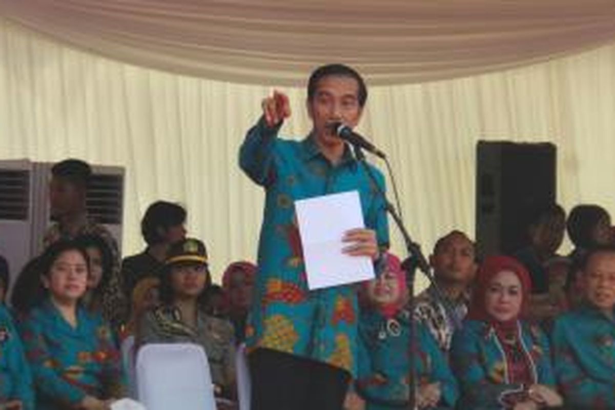 Presiden Joko Widodo memberi sambutan pada acara peringatan Hari Keluarga Nasional, di Lapangan Sunburst, Kota Tangerang Selatan, Banten, Sabtu (1/8/2015). 
