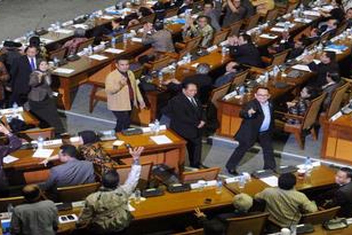 Anggota DPR melakukan pemungutan suara saat penetapan beberapa pasal dalam Rancangan Undang- Undang (RUU) Perubahan atas Undang-Undang (UU) Nomor 10 Tahun 2008 tentang Pemilihan Umum (Pemilu) di Gedung DPR, Senayan, Jakarta, Kamis (12/4/2012). DPR akhirnya memutuskan beberapa pasal krusial dalam RUU Perubahan atas UU Nomor 10 Tahun 2008 tentang Pemilu yaitu metode penghitungan suara menjadi kursi dengan kuota murni, ambang batas parlemen (parliamentary threshold) disepakati sebesar 3,5 persen, sistem pemilu dengan proporsional terbuka, dan alokasi kursi 3-10 per daerah pemilihan (dapil), melalui forum lobi dan pemungutan suara.  