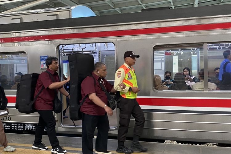 Bagi Kelompok Rentan, Transportasi Publik Jakarta Bukan Pilihan, melainkan Kebutuhan