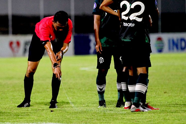 Seorang wasit  dibekali Vanishing Spray di setiap pertandingan Liga 1 2021-2022.