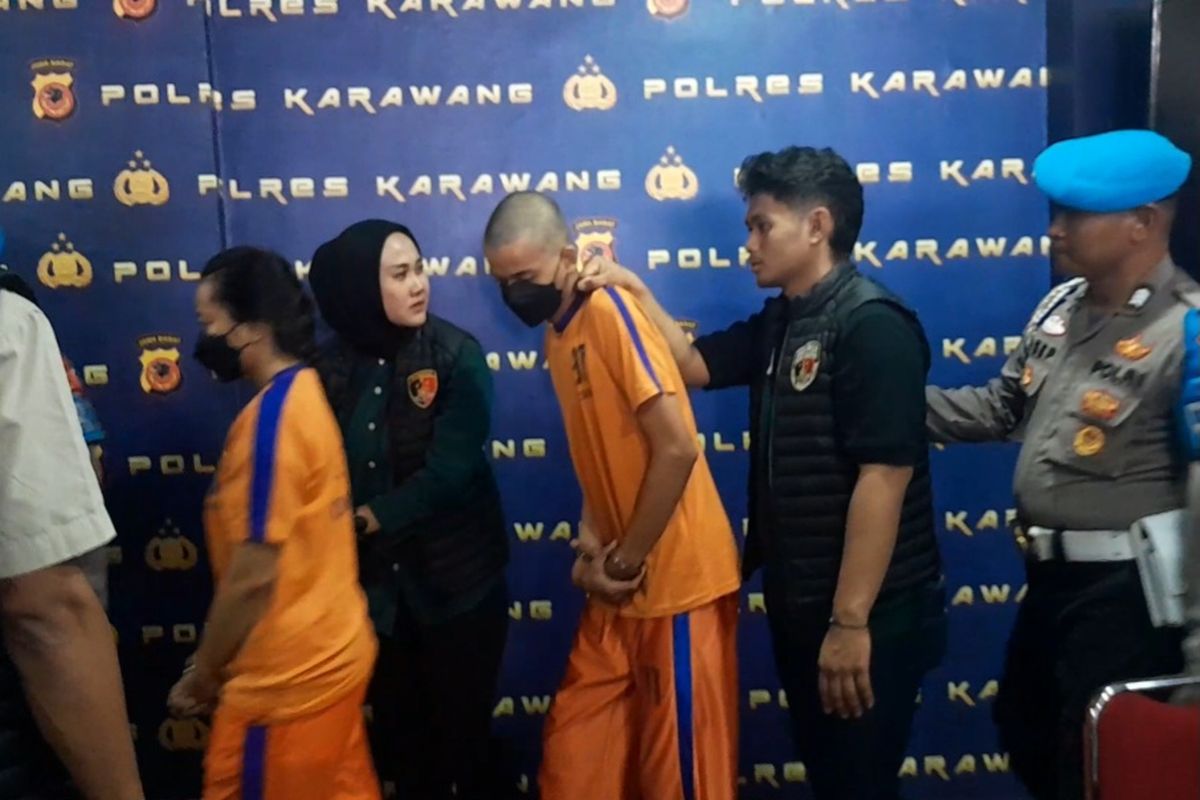 Dua tersangka kasus pembunuhan yang direkayasa korban begal usai konferensi pers di Mapolres Karawang, Selasa (16/1/2024).