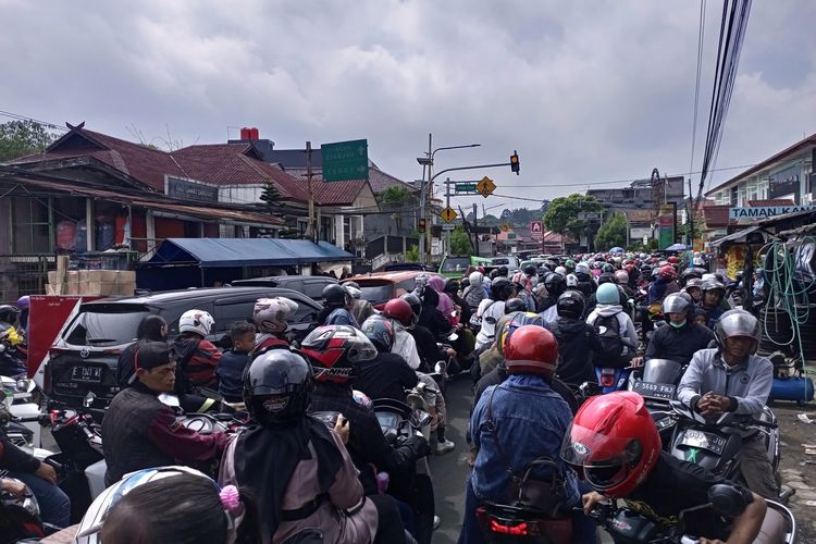 Kemacetan parah terjadi di Jalan Raya Ciawi arah ke Puncak Bogor, Jawa Barat, Selasa (25/4/2023) siang