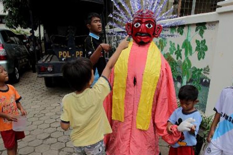 Bocah bermain ondel-ondel di kawasan Jalan Jaksa, Jakarta Pusat, Kamis (3/1/2013). Permainan-permainan tradisional makin sulit dijumpai di Jakarta. 