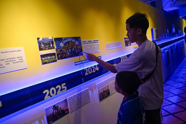Gambaran bagaimana seorang ayah yang mewariskan kisah tentang Persib Bandung di momen pameran budaya Cultura Persib di Grey Art Gallery Jl Braga, Bandung, dibuka mulai 8 Juni hingga 10 September 2026.