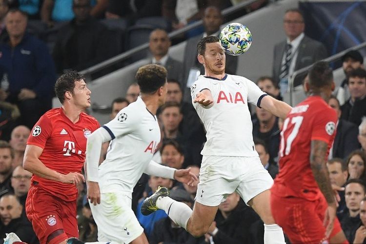 Bek Tottenham Hotspur, Jan Vertonghen, mencoba mengontrol bola pada pertandingan Tottenham vs Bayern Muenchen dalam lanjutan Liga Champions di Stadion Tottenham Hotspur, 1 Oktober 2019. 