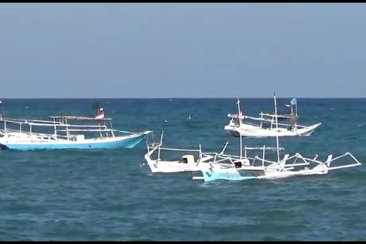 Ilustrasi kapal nelayan dihantam gelombang tinggi