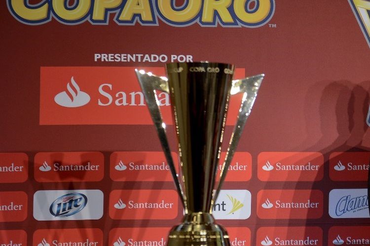 Pelatih tim sepak bola Meksiko Jose Manuel de la Torre, berdiri di sebelah trofi Piala Emas Concacaf yang baru, selama konferensi pers di Mexico City pada 14 Mei 2013.