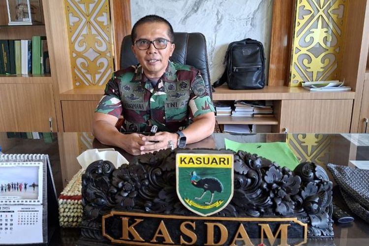 Kepala Staf Kodam XVIII/Kasuari Brigadir Jenderal TNI Dian Hardiana saat ditemui awak media di Manokwari, Papua Barat, Senin (13/10/2025). 
