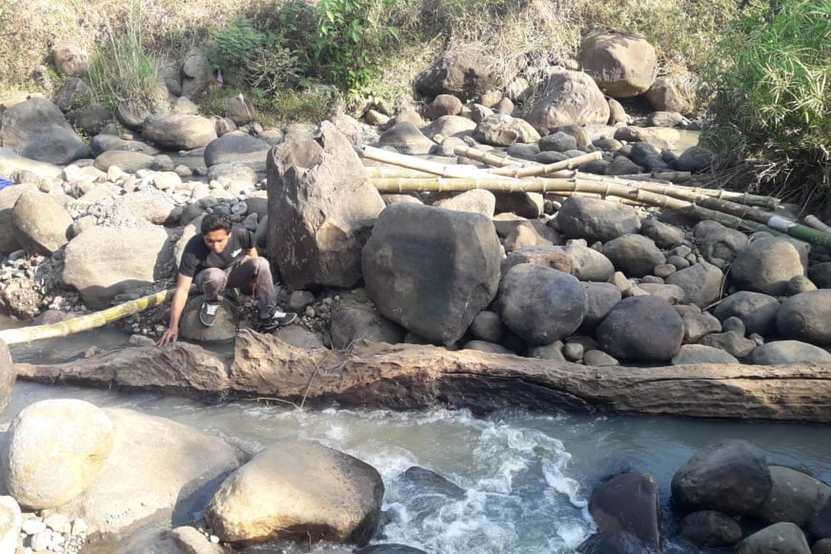 Petugas Museum Trinil melakukan pemeriksaan kayu yang diduga merupakan perahu pada jaman Kerajaan Powan di Sungai Andong. Museum Trinil belum bisa memastikan jika kayu sepanjang lebih dari 12 meter tersebut merupakan sebuah perahu.