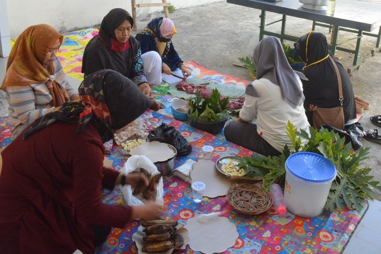 Ibu-ibu Warga Hegar Asri Residence, Baleendah, Bandung, saat bekerja sama dalam menyiapkan konsumsi bagi panitia pemotongan hewan kurban Idul Adha 1441 Hijriah pada Sabtu 1 Agustus 2020.