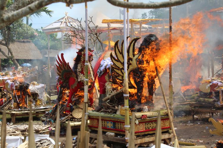 Upacara Adat Ngaben di Bali  