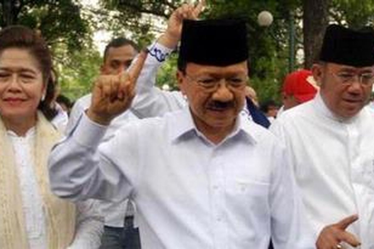 Cagub DKI Jakarta Fauzi Bowo menggunakan hak suaranya di TPS 01, Menteng, Jakarta, Kamis (20/9/2012). Dengan ditemani wakilnya Nachrowi, Foke berjalan kaki menuju TPS. Sebelumnya Foke menerima kunjungan tokoh-tokoh nasional di kediamannya.