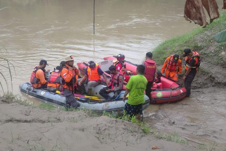 Upaya Pencarian korban tenggelam di Sungai Comal dengan perahu karet oleh tim gabungan