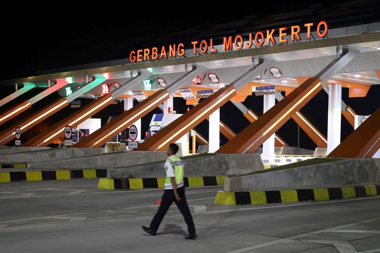 Gerbang Tol Mojokerto di Tol Kertosono-Mojokerto , Jawa Timur, Minggu (18/6/2017). Tol Kertosono-Mojokerto termasuk dalam jaringan Tol Trans-Jawa dan Jalan tol ini dirancang sepanjang 40,5 kilometer.