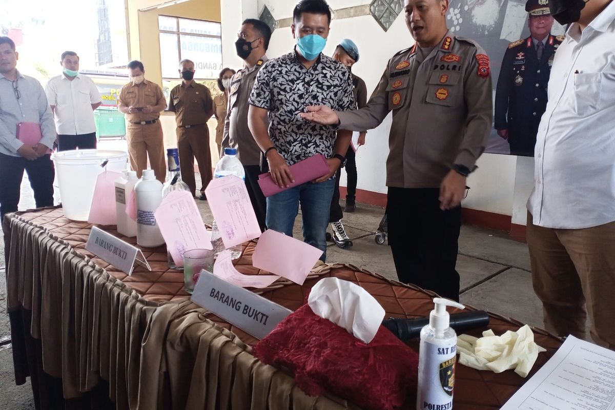 4 Pemuda di Desa Cileunyi Kulon tewas akibat menenggak minuman keras oplosan. Sebanyak 8 orang selamat dari insiden tersebut. Total pemuda yang meminum minuman keras tersebut ada 12 orang.