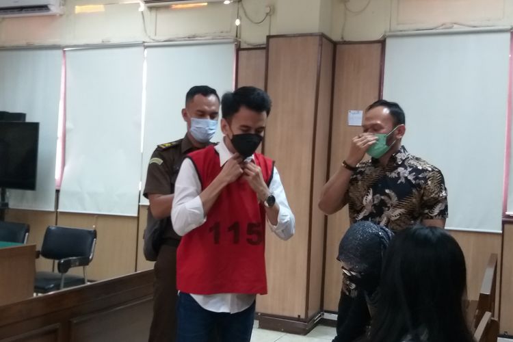 Terdakwa Adam Deni (berbaju merah) usai mengikuti sidang pembacaan duplik di Pengadilan Negeri Jakarta Utara, Senin (20/6/2022).