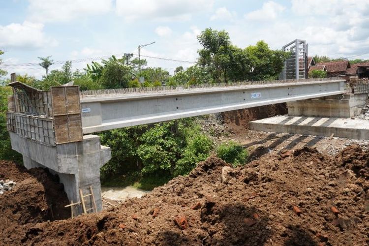Caption: Pembangunan Jembatan Ngadi di Kecamatan Mojo, Kabupaten Kediri, ditargetkan rampung pada 24 Desember 2022.
