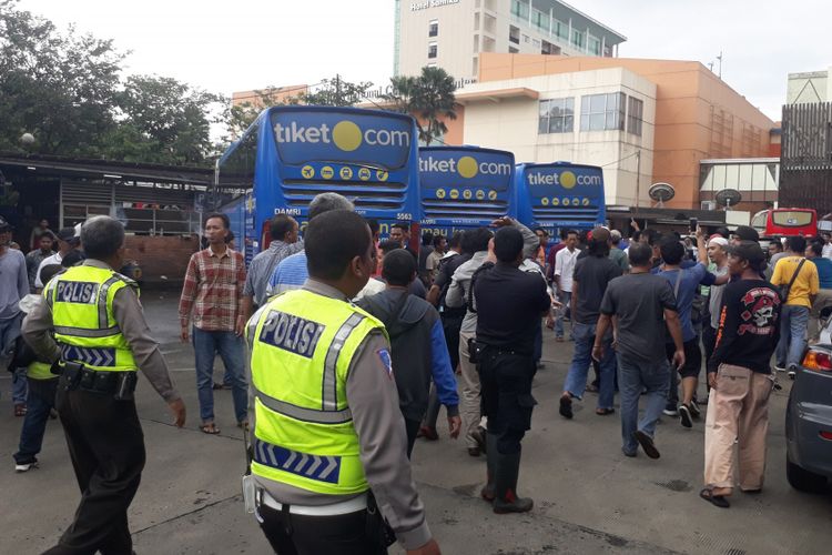 Sejumlah pengemudi taksi online mendatangi Terminal Damri, Baranangsiang, Kota Bogor, untuk mencari pelaku dugaan penganiayaan terhadap salah satu rekan mereka, Sabtu (10/2/2018).