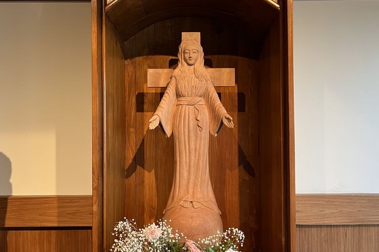 Replika patung Bunda Maria meneteskan air mata  di kepel Taman Doa Our Lady of Akita, Pantai Indah Kapuk 2, Rabu (20/12/2023).
