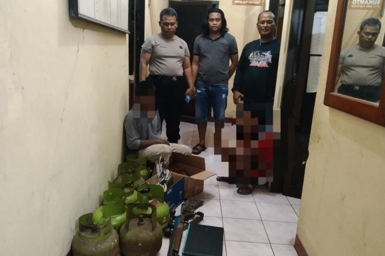 DITANGKAP—Polisi menangkap HW (38) dan DW (15), bapak dan anak yang menjadi terduga pelaku pencurian di warung mie ayam di Kecamatan Batuwarno, Kabupaten Wonogiri, Jawa Tengah