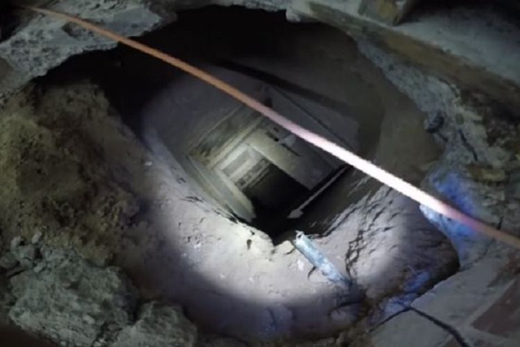 Inilah pintu terowongan yang berada di ruang bawah tanah sebuah gerai KFC di kota San Luis, Arizona, AS. Lorong sepanjang 180 meter ini berujung di sebuah rumah di kota San Luis Rio Colorado, Meksiko.