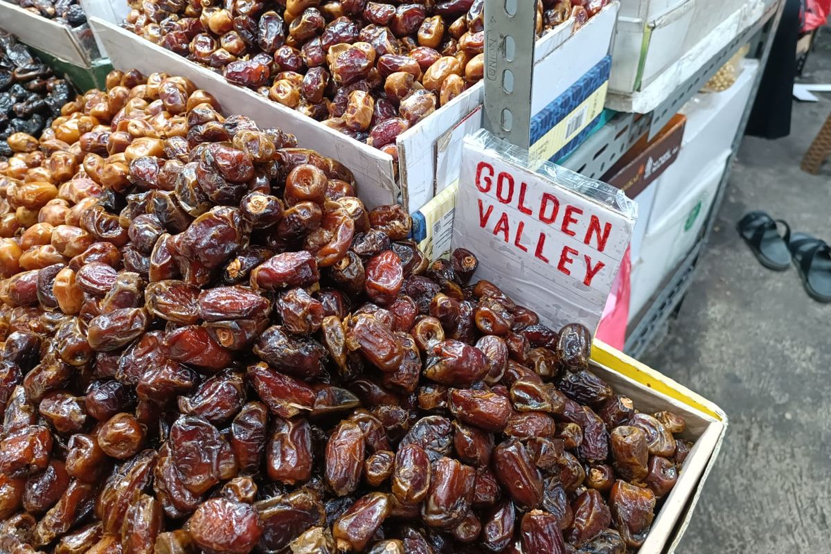 Pedagang kurma di Pasar Jatinegara, Jakarta Timur, Rabu (13/3/2024).