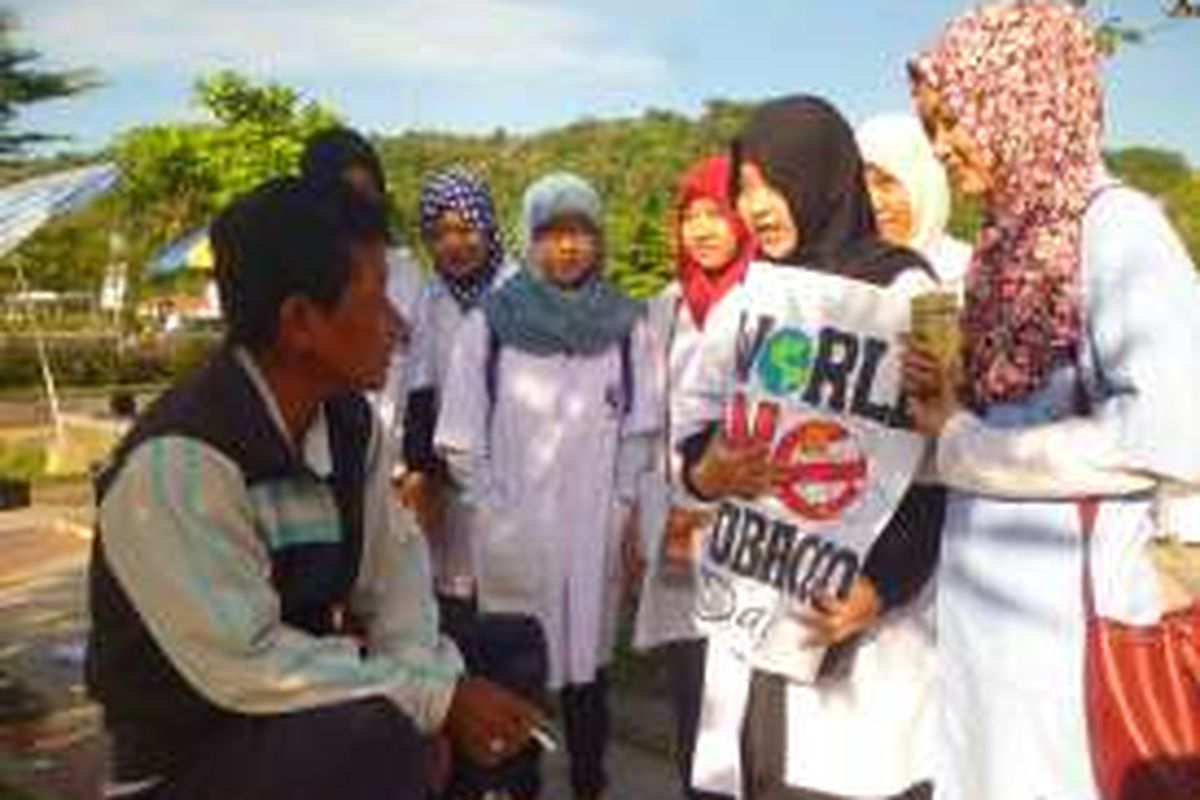 Aksi sekelompok mahasiswa farmasi STIKES Ngudi Waluyo dalam rangka Hari Tanpa Tembakau Sedunia dengan gerakan menukar sebatang rokok dengan sekotak susu, di Alun-alun Bung Karno, Ungaran, Kabupaten Semarang, Minggu   (29/5/2016