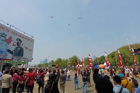 Warga Takjub Lihat Pesawat Tempur TNI Menari di Langit Monas
