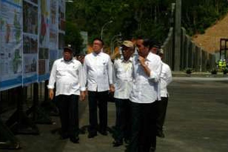 Presiden RI Joko Widodo (Jokowi) bersama dengan Menteri PUPR Basuki Hadimuljono dan Menteri Dalam Negeri Tjahjo Kumolo sesaat sebelum peresmian PLBN Entikong, Sanggau, Kalimantan Barat, Rabu (21/12/016)