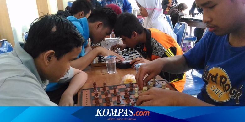 Cerita Mereka Yang Gemar Bermain Catur Meski Tak Bisa Melihat Halaman All Kompas Com Catur merupakan permainan sangat menyenangkan dan adiktif yang membutuhkan keahlian dan strategi. cerita mereka yang gemar bermain catur