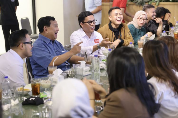 Ketua Umum Partai Gerindra sekaligus Menteri Pertahanan (Menhan) Prabowo Subianto sedang bercengkrama dengan sejumlah influencer dan jurnalis, Minggu (25/6/2023).