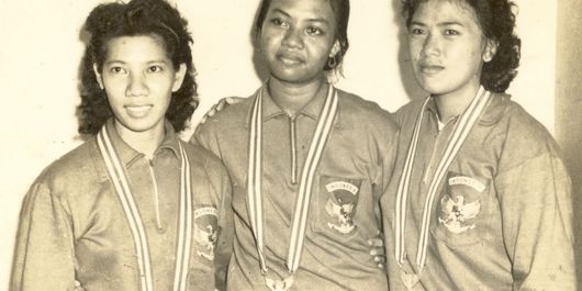 Para pemain Indonesia yang menyapu bersih lawannya pada lomba bulutangkis puteri di arena Asian Games 1963 di Jakarta. Dari kiri: Happy Herawati (perunggu), Minarni (emas) dan Corry Kawilarang (perak).