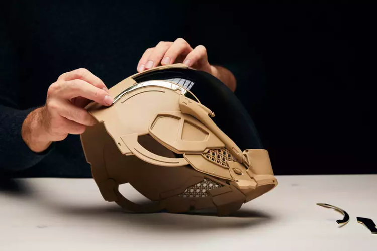 Koleksi helm futuristik Dior di Fall Dior 2023