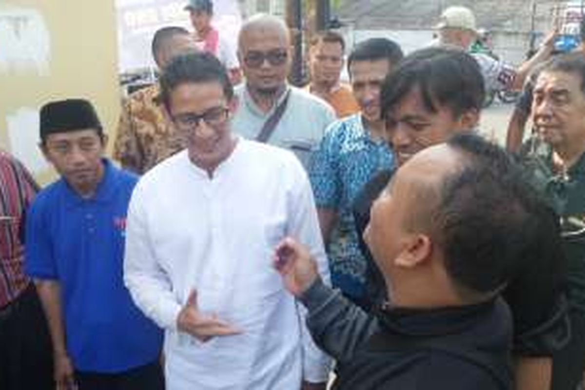 Kandidat bakal calon Gubernur DKI Jakarta, Sandiaga Uno menyambagi permukiman warga di Kampung Rawa Indah, Pegangsaan Dua, Jakarta Utara, Jumat (2/9/2016).