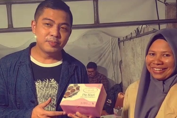 Musisi Ade Govinda saat menerima oleh-oleh Pie Kopi dari Yuli Fitrilia, Owner Pai Kopi, salah satu produk yang dipamerkan di Pekan UMKM yang digelar oleh Dinas Koperasi dan UKM Aceh, Minggu malam di Lapangan Setdakab Aceh Tengah, Aceh.