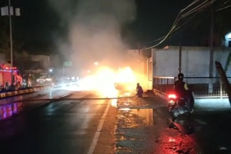 Sebuah mobil terbakar di jalur Pantura, Kecamatan Astanajapura, Cirebon, Jawa Barat, Selasa (4/10/2022).