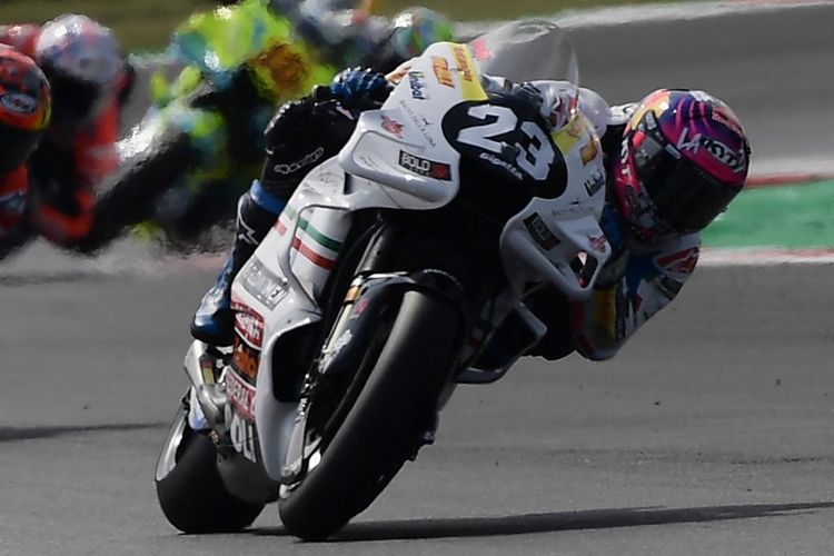 Enea Bastianini saat berlaga pada MotoGP San Marino 2022. (Photo by Filippo MONTEFORTE / AFP)